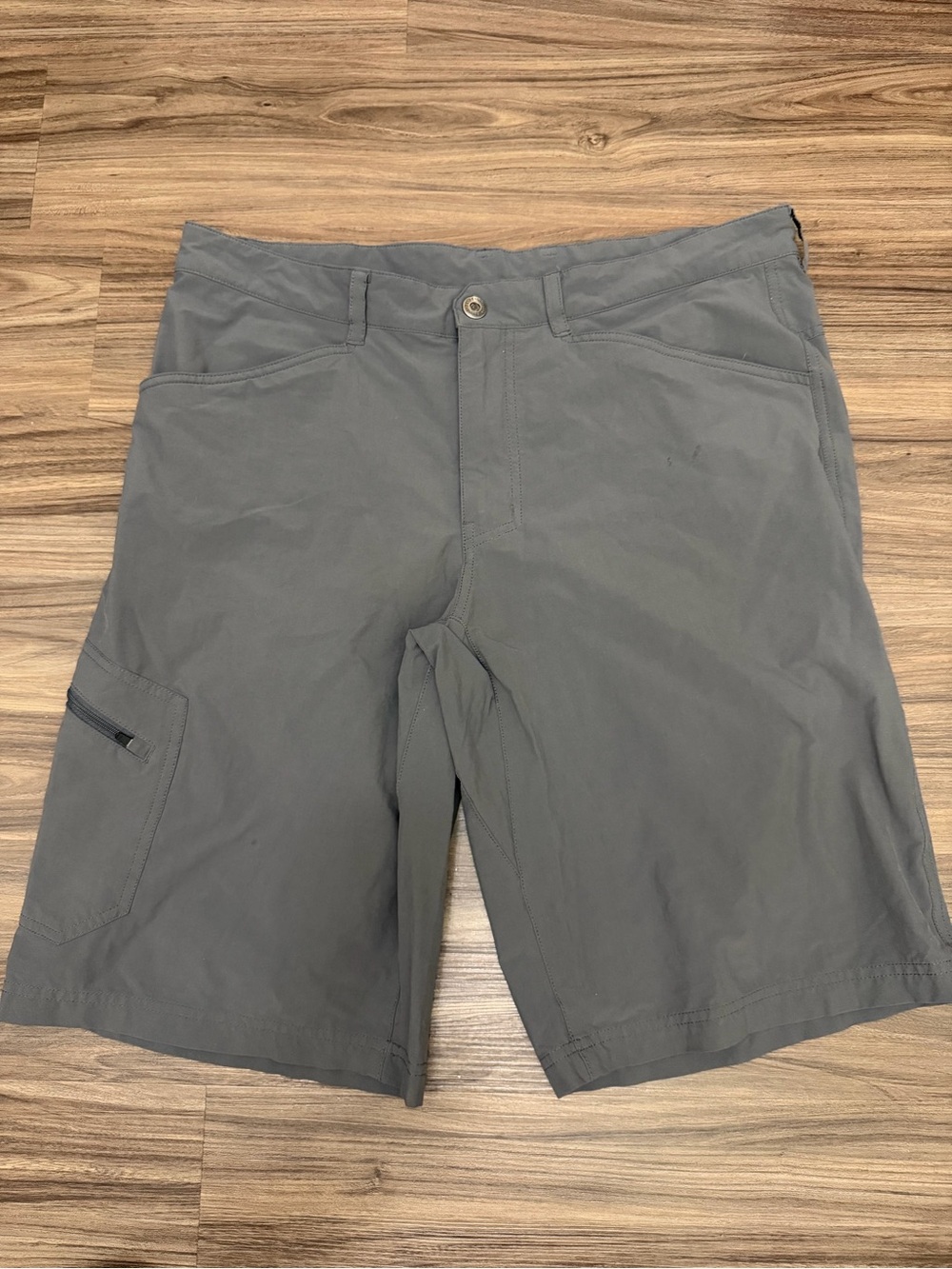 Patagonia Men's sz 36 Gray Outdoor Cargo Shorts with Zip Pocket
